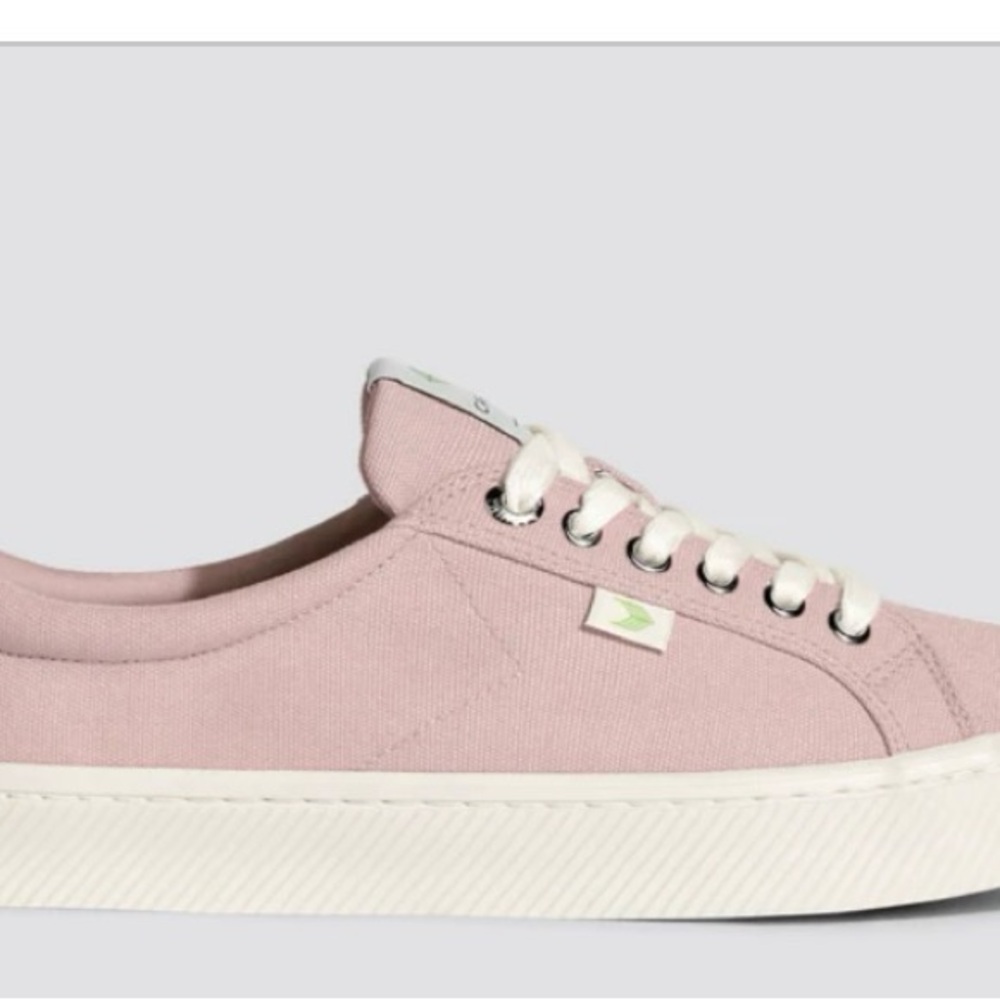 Cariuma low cut pink sneakers 
SZ 7